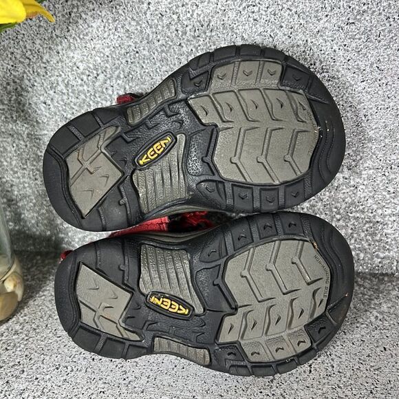 Keen Whisperer Red Closed Toed Sandals Shoes Outdoor Hiking Size 4 Toddler - Picture 3 of 7